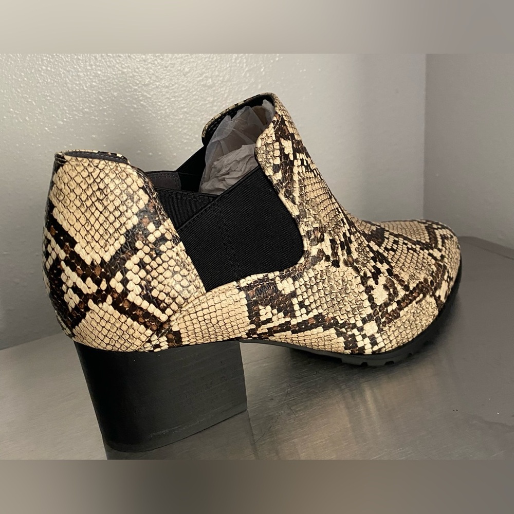 NWT-WOMENS VIONIC SNAKE DESIGN ANKLE BOOTIE 8-1/2 WIDE